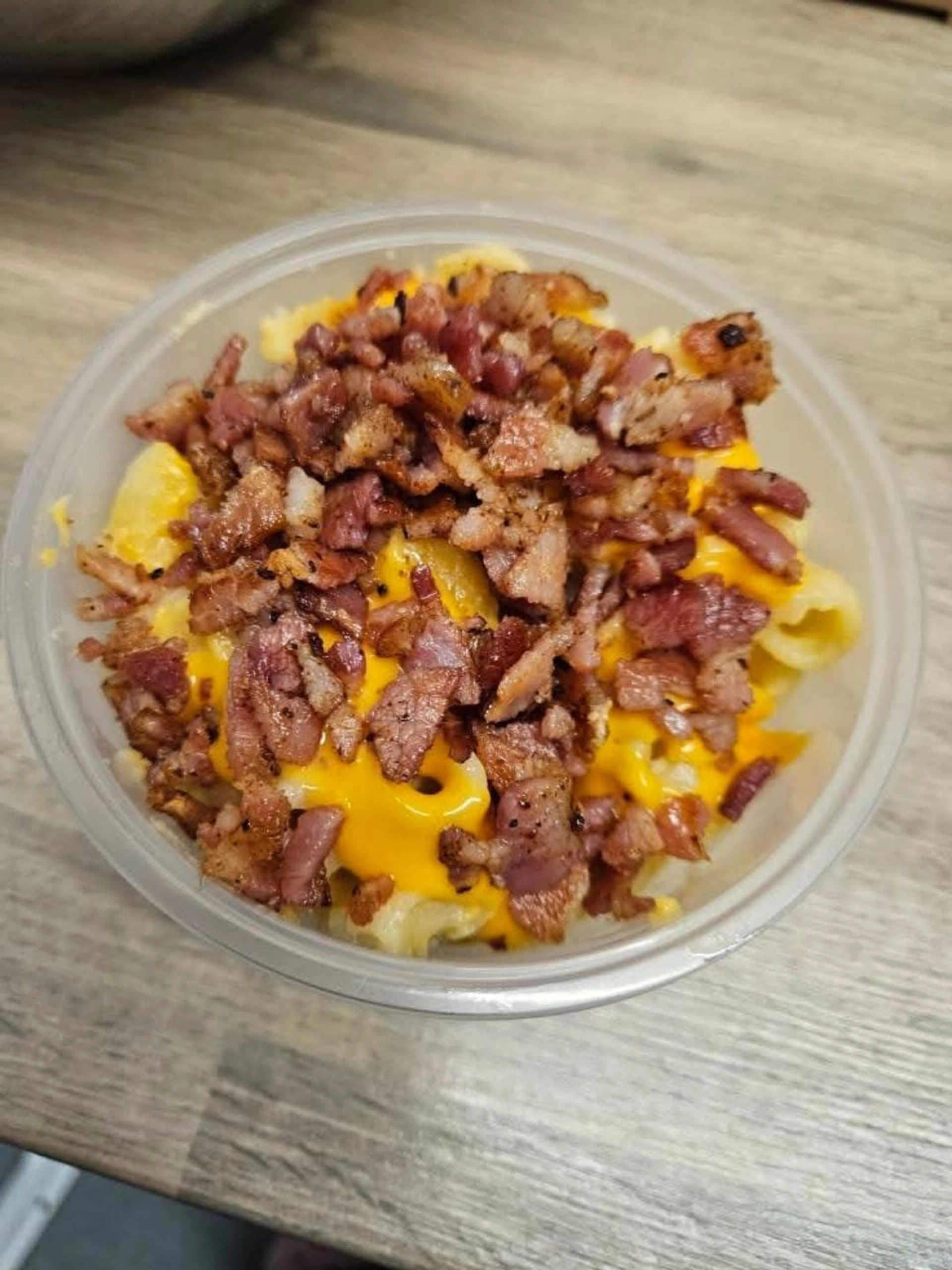 Mac n cheese topped with bacon